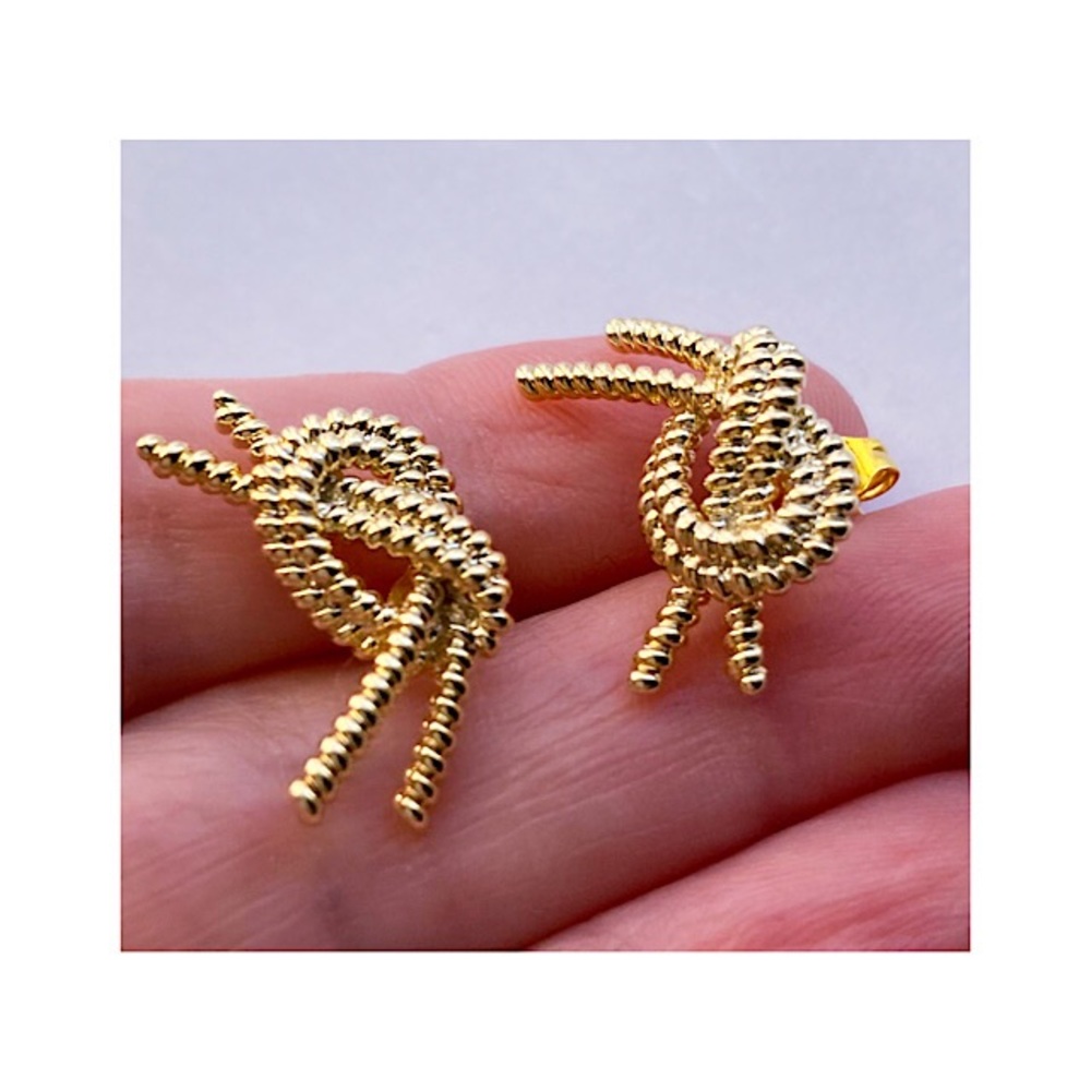 Women Small Pierced Twisted Knotted Knot Metal Stud Earrings Gold Tone NWOT